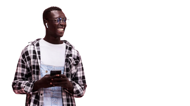 PSD gratuito un joven de plano medio posando en el estudio.