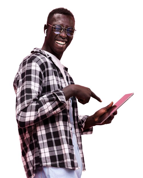 Un joven de plano medio posando en el estudio.