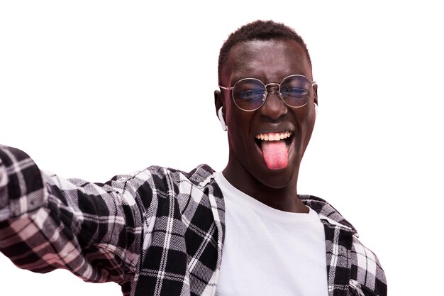 Joven posando en el estudio