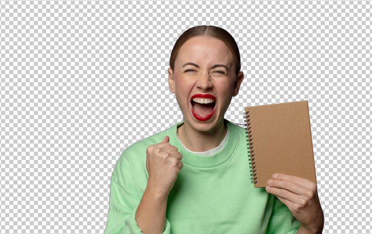 PSD gratuito una joven rubia con una portada de cuaderno vacía