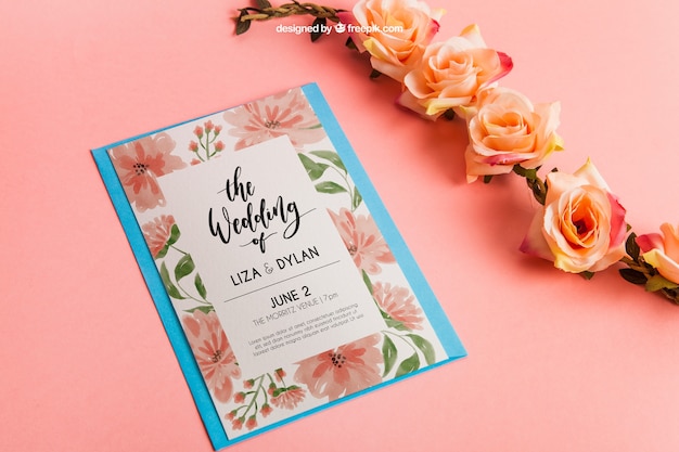 Gratis PSD kantoorartikelen bruiloft mockup met rozen