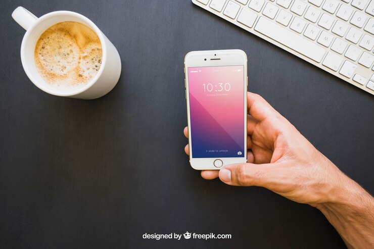 Gratis PSD koffie mok, toetsenbord en hand houden telefoon
