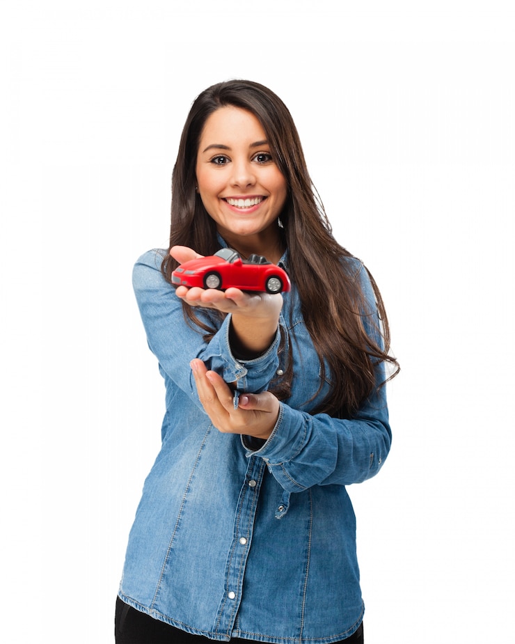 PSD gratuito la ragazza sorridente che mostra l'auto dei suoi sogni