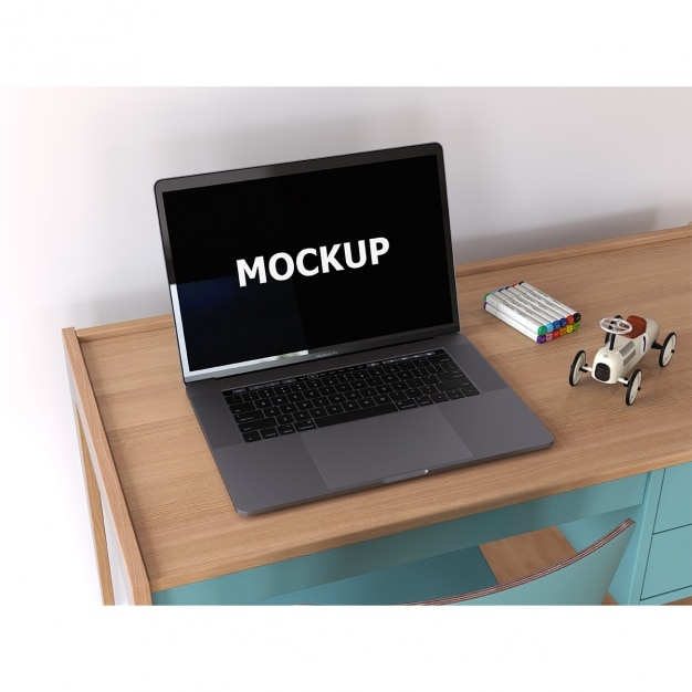 Gratis PSD laptop mockup op bureau