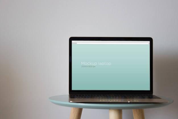 Laptop mockup op een ronde tafel