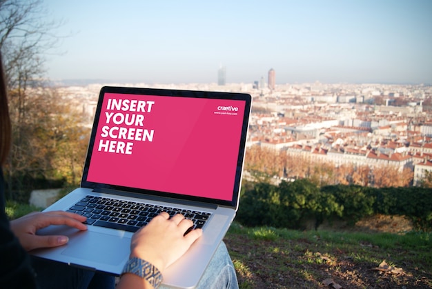 Gratis PSD laptop scherm mock up design