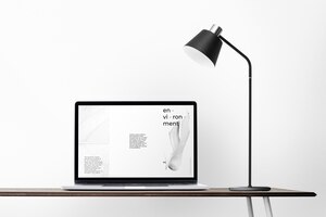 Laptop scherm mockup psd op een bureau minimaal thuiskantoor zone ontwerp