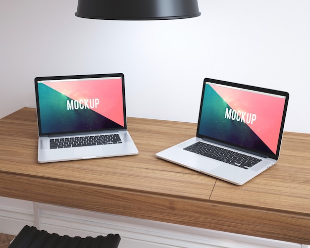 Gratis PSD laptops op houten bureaublad mock up