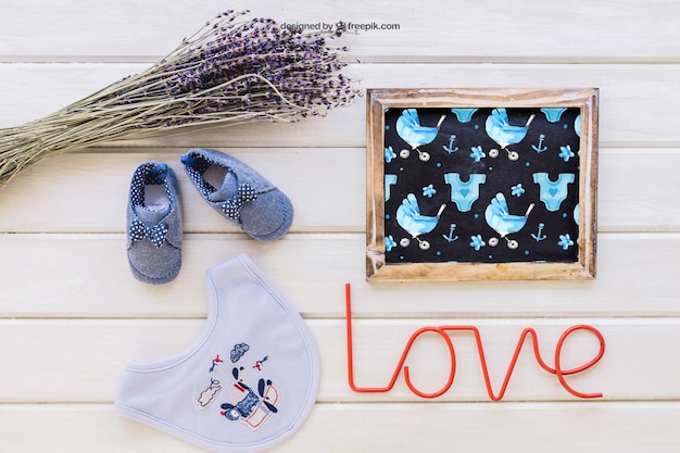 Gratis PSD leuke babyjongen mockup