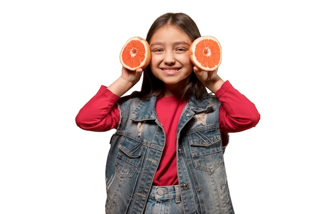 Linda chica retrato con pomelo