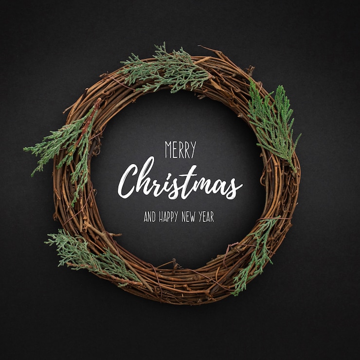 PSD gratuito linda corona de navidad en hojas de árbol de navidad blackwith