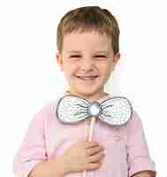 Gratis PSD little boy hand hold paper craft bowtie