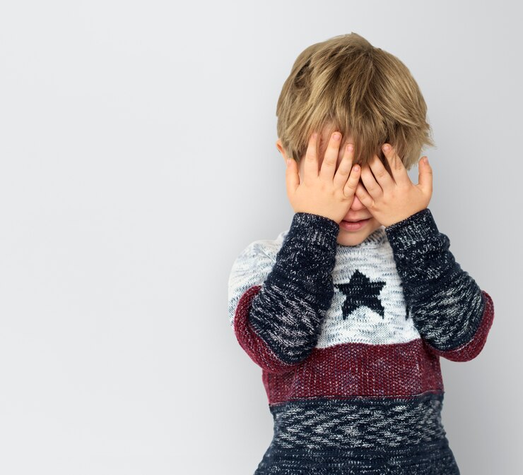 PSD Gratis little boy hands hidden face