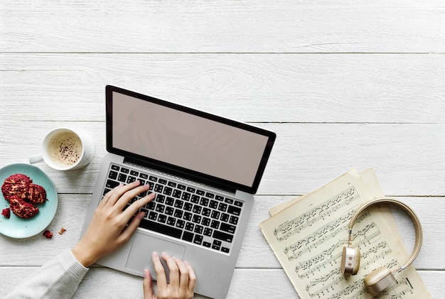 Luchtmening van vrouw die computerlaptop op houten lijst met behulp van