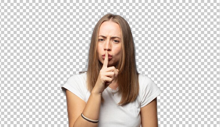 PSD gratuito luciendo serio y enfadado con el dedo presionado en los labios exigiendo silencio o silencio manteniendo un secreto