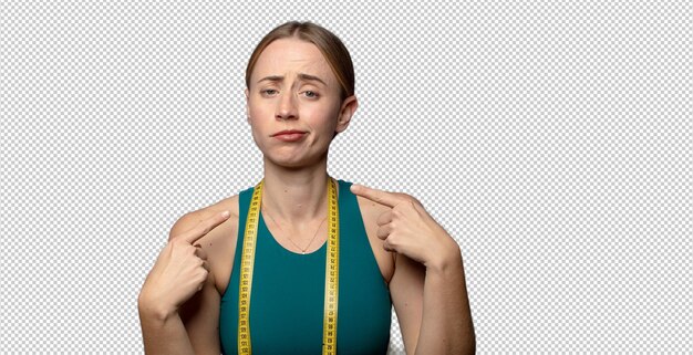 con una mala actitud mirando orgulloso y agresivo apuntando hacia arriba o haciendo una señal divertida con las manos concepto de fitness