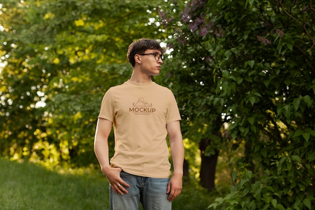 Download Jonge man met een mock-up t-shirt in de natuur | Gratis ...