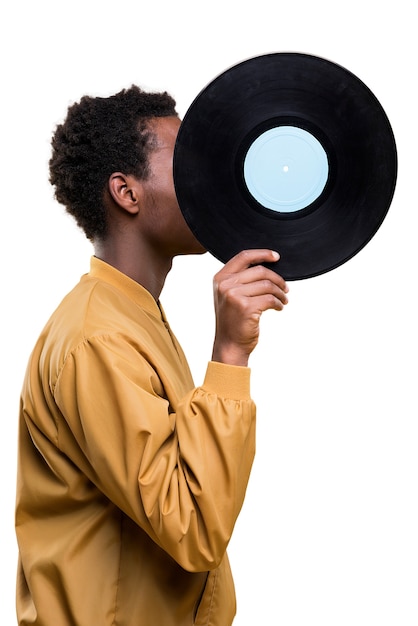 Man met vinylschijf die naar muziek luistert