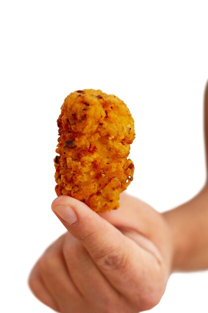 La mano con el delicioso pollo