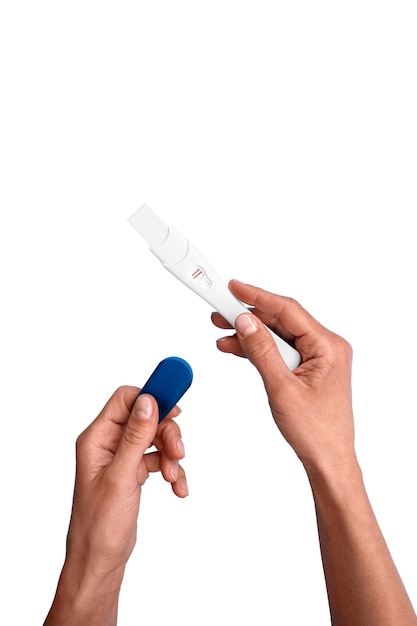 PSD gratuito mano sosteniendo prueba de embarazo positiva