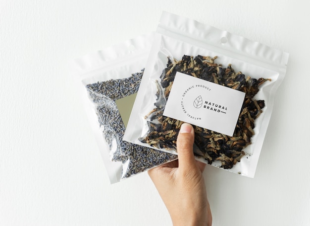 PSD gratuito maqueta de marca y envasado de té orgánico.