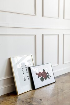Maqueta de marco floral contra una pared blanca