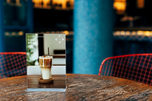 Maqueta de un tablero de la muestra de mesa de restaurante