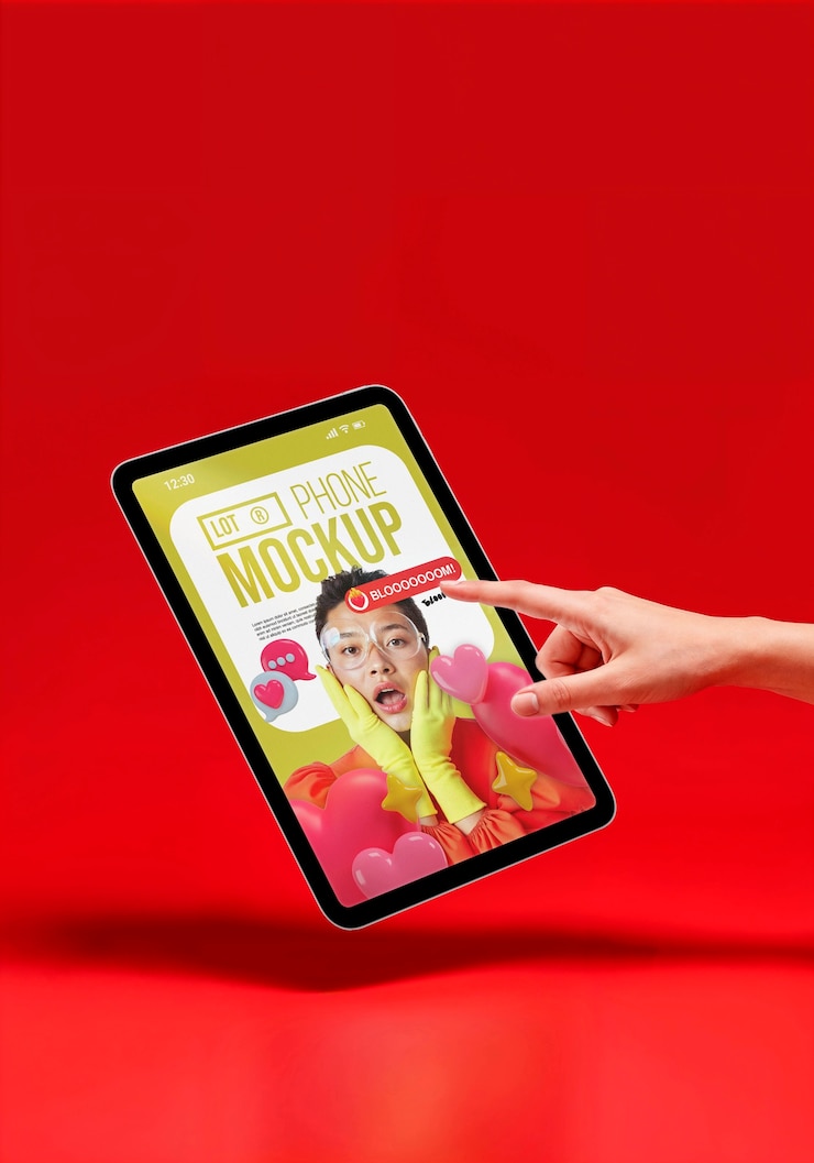 PSD gratuito maqueta de tableta con mano interactuando en el fondo rojo