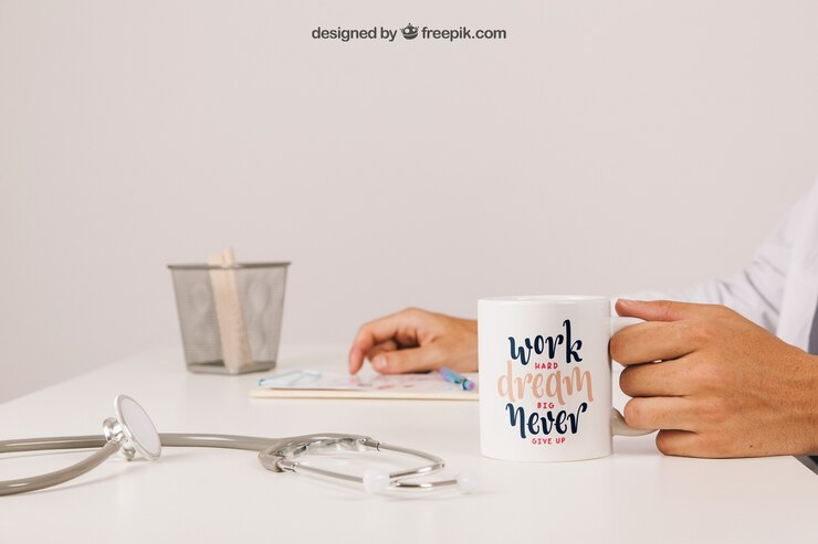 PSD gratuito medico alla sua scrivania con tazza di caffè e appunti