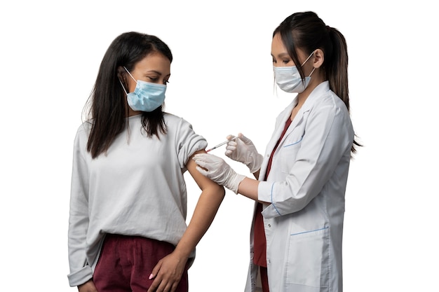 Medico che somministra il vaccino