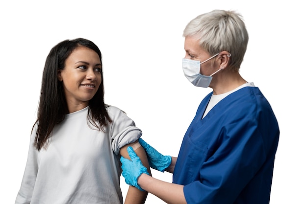 Medico che somministra il vaccino
