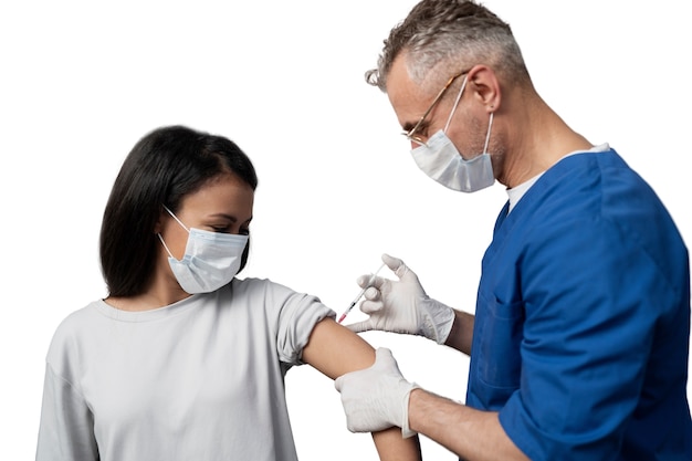 Medico che somministra il vaccino