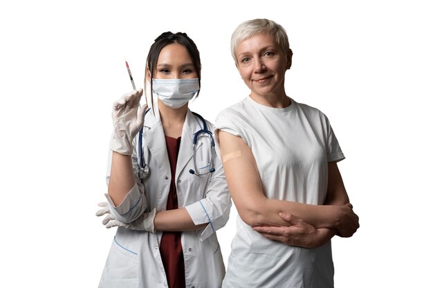 Médico que administra la vacuna