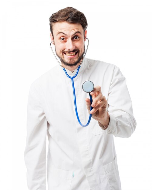 Medico sorridente con uno stetoscopio