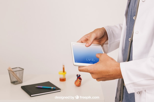 Medisch bespot met dokter die met tablet werkt