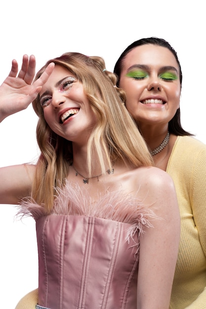 Medium shot coole vrouwen die samen poseren