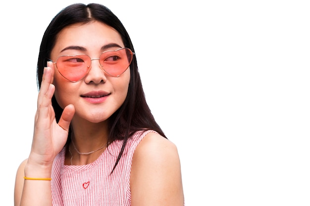 Medium shot jonge vrouw poseert in de studio