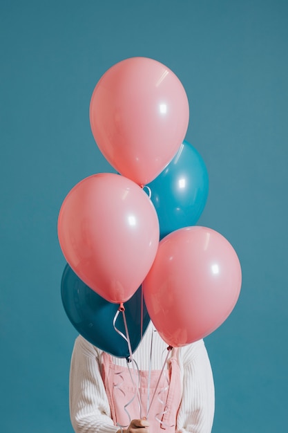 Gratis PSD meisje bedekt met ballons