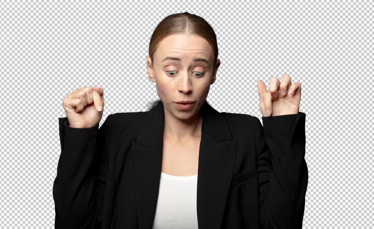 Gratis PSD met open mond naar beneden wijzend met beide handen kijken geschokt verbaasd en verbaasd