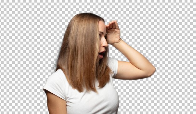 mirando desconcertado y asombrado con la mano sobre la frente mirando a lo lejos mirando o buscando