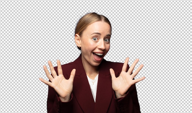 mirando feliz y emocionado conmocionado con una sorpresa inesperada con ambas manos abiertas al lado de la cara