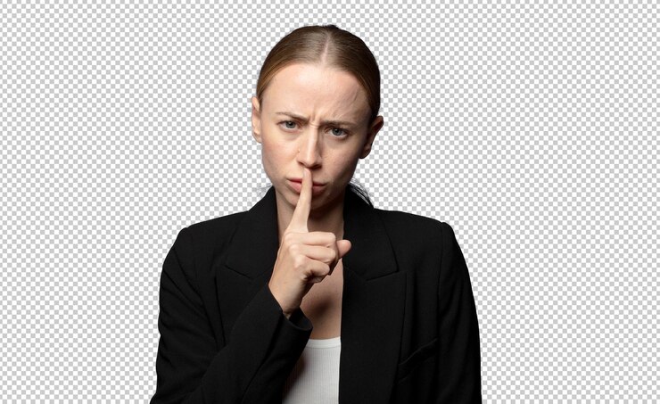 PSD gratuito mirando serio y cruzado con el dedo presionado a los labios exigiendo silencio o silencio manteniendo un secreto