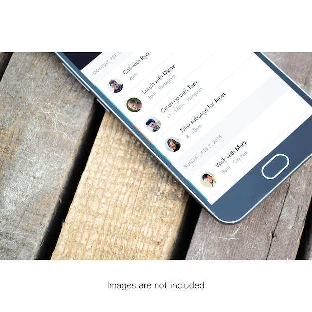 Gratis PSD mobiele telefoon op houten vloer mock up
