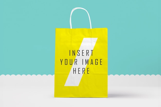 PSD gratuito mock up de bolsa de papel amarilla