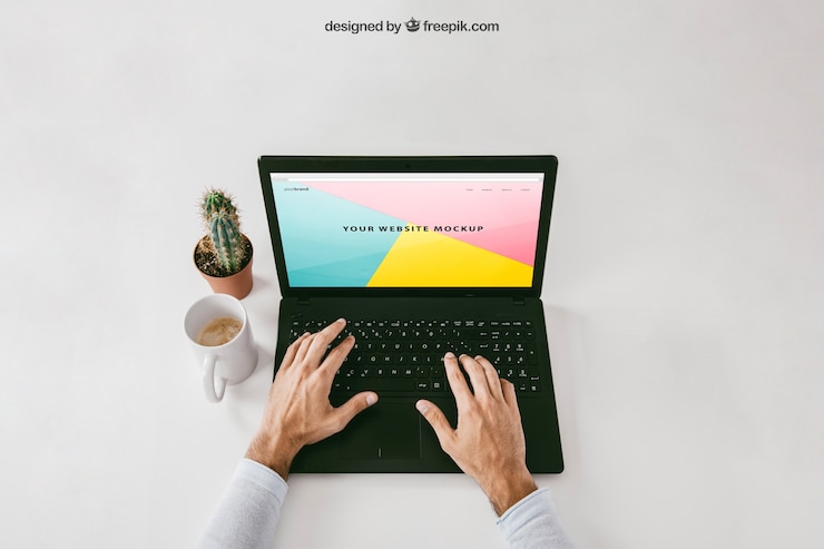 PSD gratuito mock up con scrivania e computer portatile