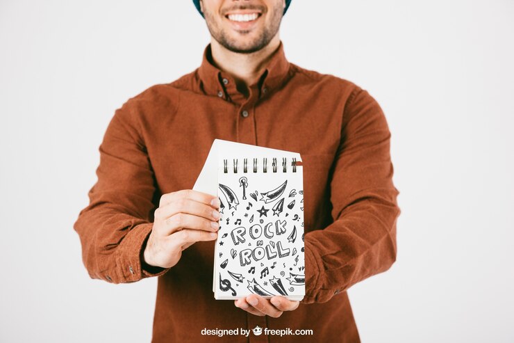 PSD gratuito mock up di giovane con il taccuino