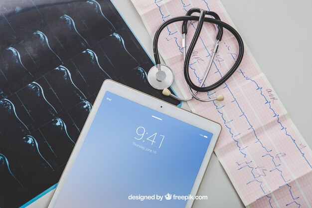 Mock up con equipamiento médico y pantalla de tablet