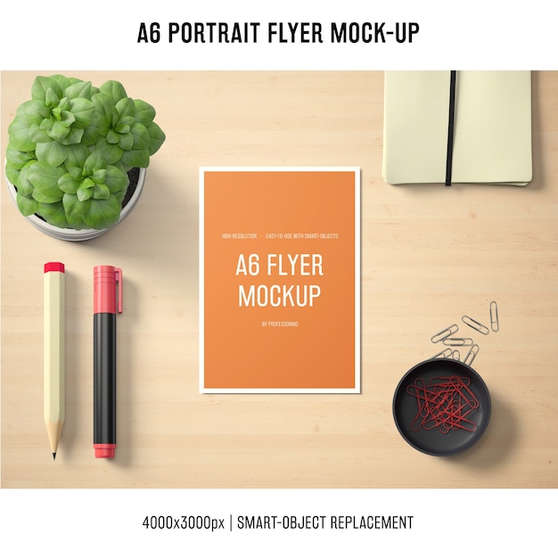 PSD gratuito mock-up de flyer a6