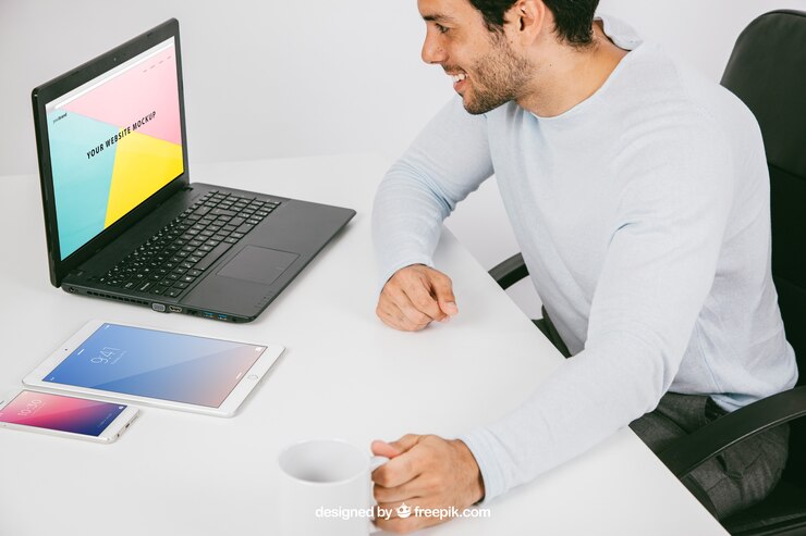 Gratis PSD mock up met de mens en technologische apparaten