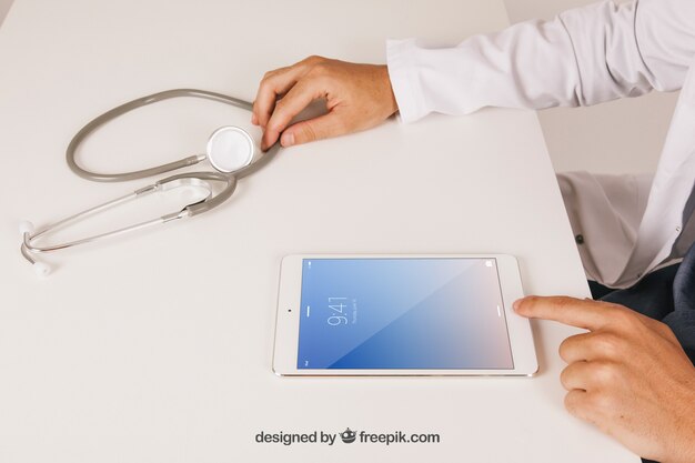 Mock up ontwerp met een arts die met tablet werkt